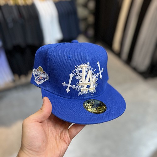 کلاه کپ فیت بک نیو ارا (NEW ERA LA) صلیب رنگ آبی و سفید سایز  (1/2)7 (59.6 CM)